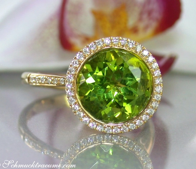 Peridot-Ring mit Diamanten in Gelbgold 750, Detailaufnahme, elegant, farbenfroh Peridot-Ring mit Diamanten in Gelbgold 750, Detailaufnahme, elegant, farbenfroh
