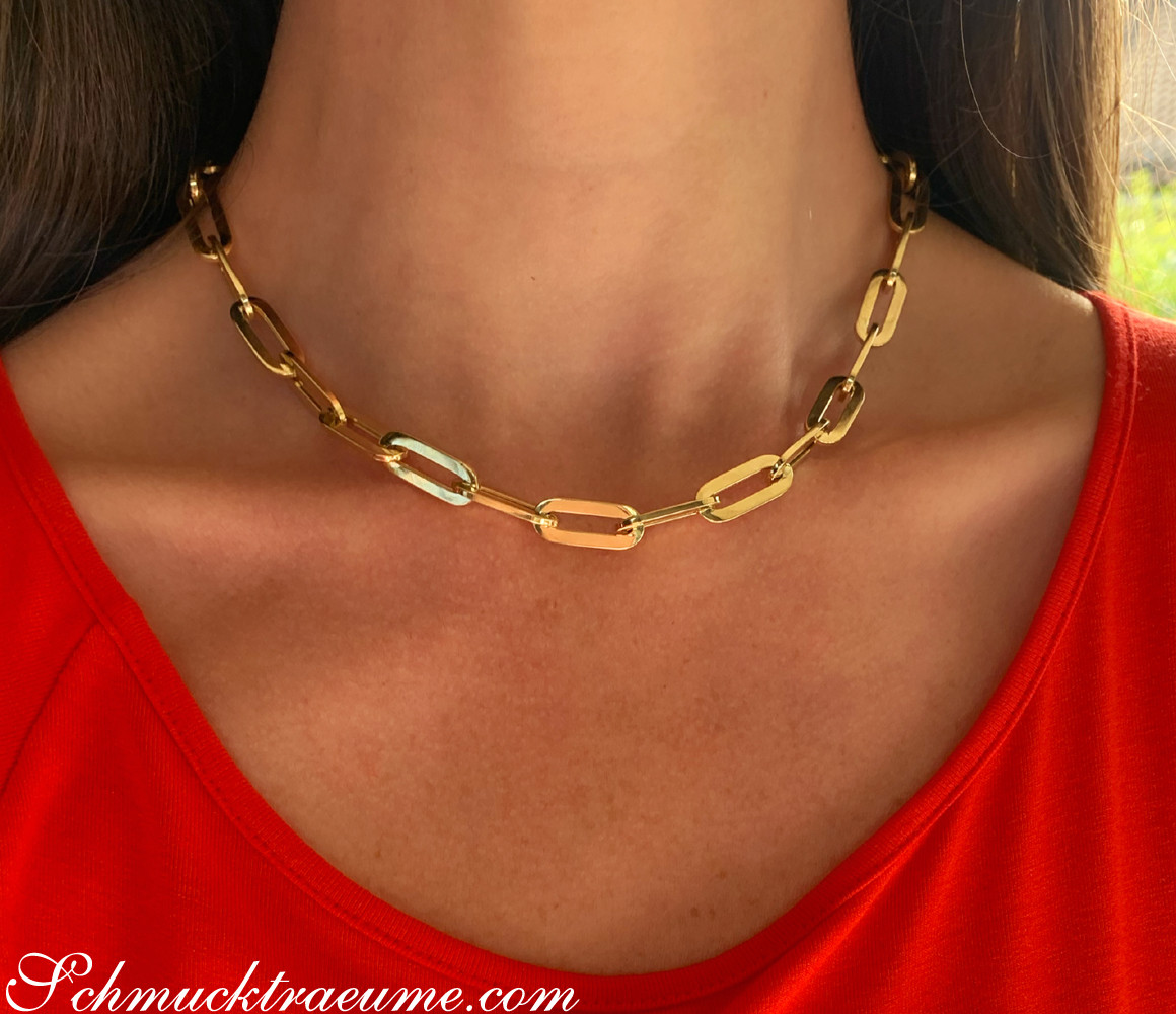 Goldenes Paperclip-Armband mit klaren Linien und lang gezogenen Gliedern.