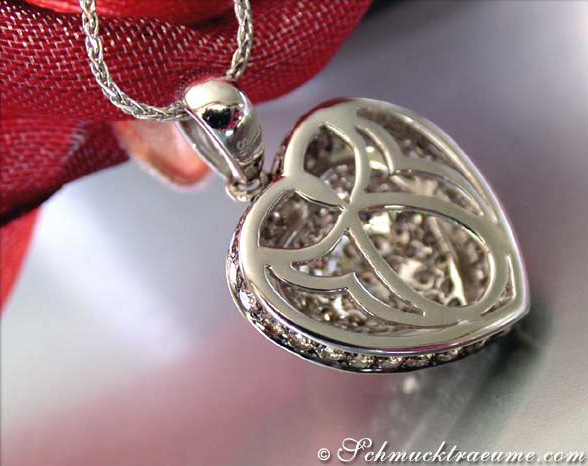 Herzanhänger aus Weißgold mit braunen und weißen Brillanten, Detailaufnahme.