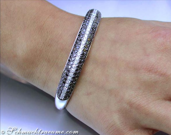 Schwarz-weiß Diamant-Armreif auf Hand, Detailaufnahme mit puristischen Linien