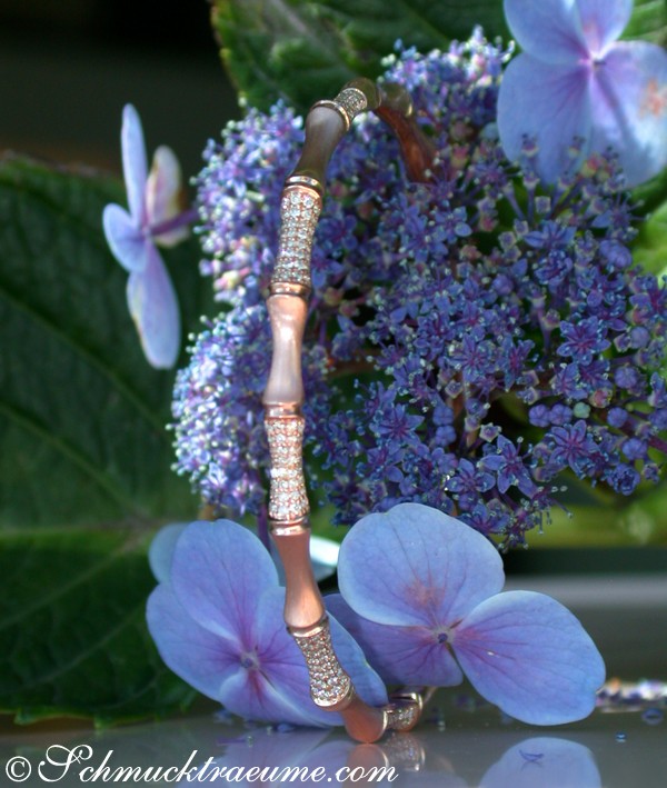 Detailaufnahme von Diamantenarmreif im Bambusdesign auf lila Hortensienblüten
