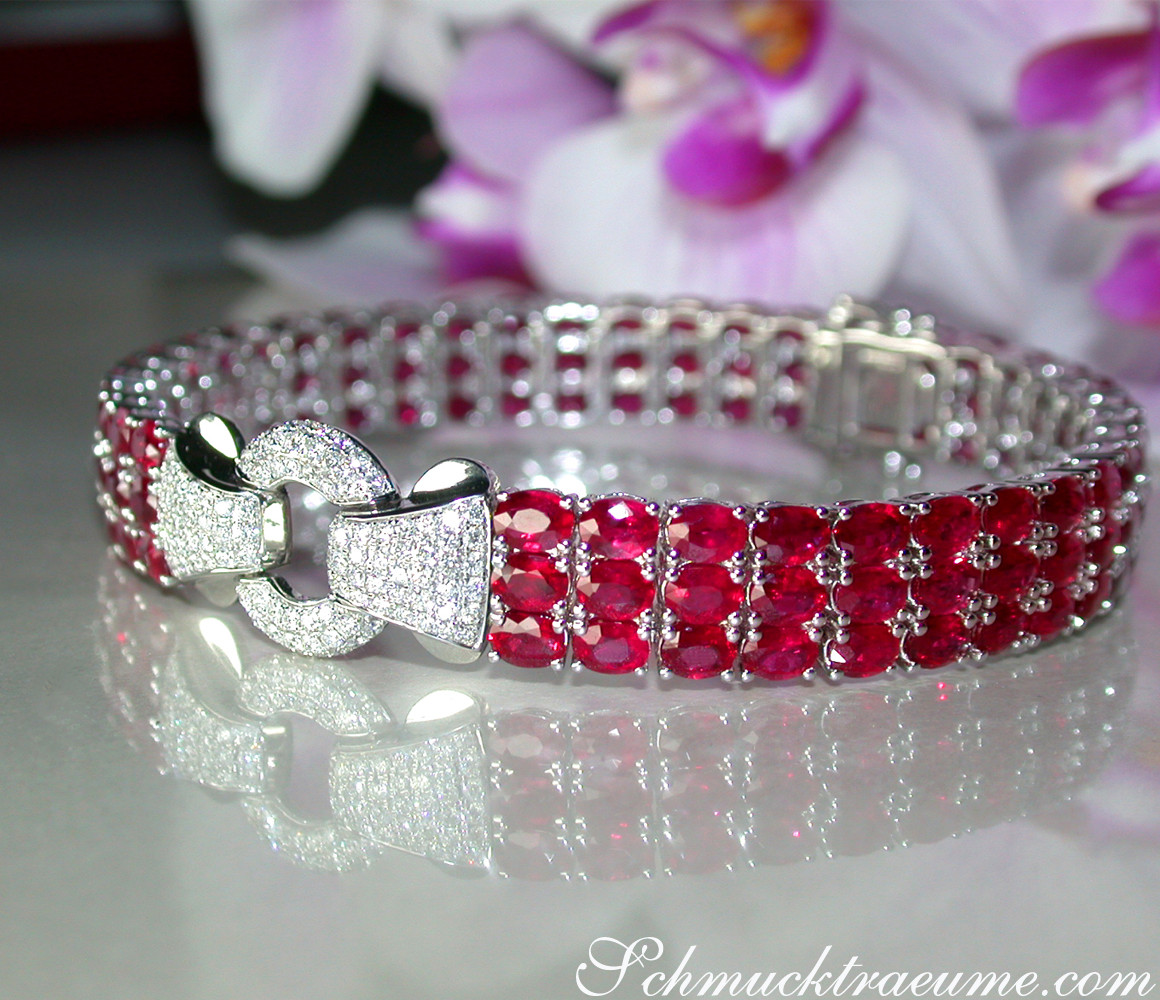 Luxus-Rubin-Armband mit Brillanten, Detailaufnahme, hochglänzend, floraler Hintergrund