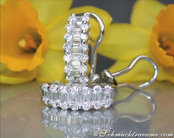 Weißgold 750 Diamantohrringe mit TW SI 1.060 Karat, Detailaufnahme, gelbe Blüten im Hintergrund