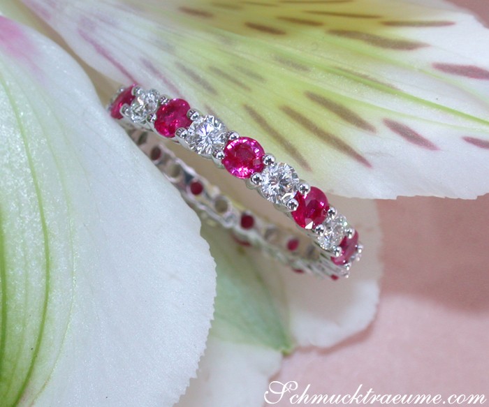 Weißgold-Diamanten-Ring mit Rubinen auf Lilienblüte