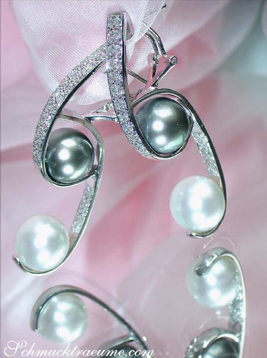 Tahitiperlen-Ohrringe in Weißgold 750, detailreiches Design, elegant auf rosa Tüll.