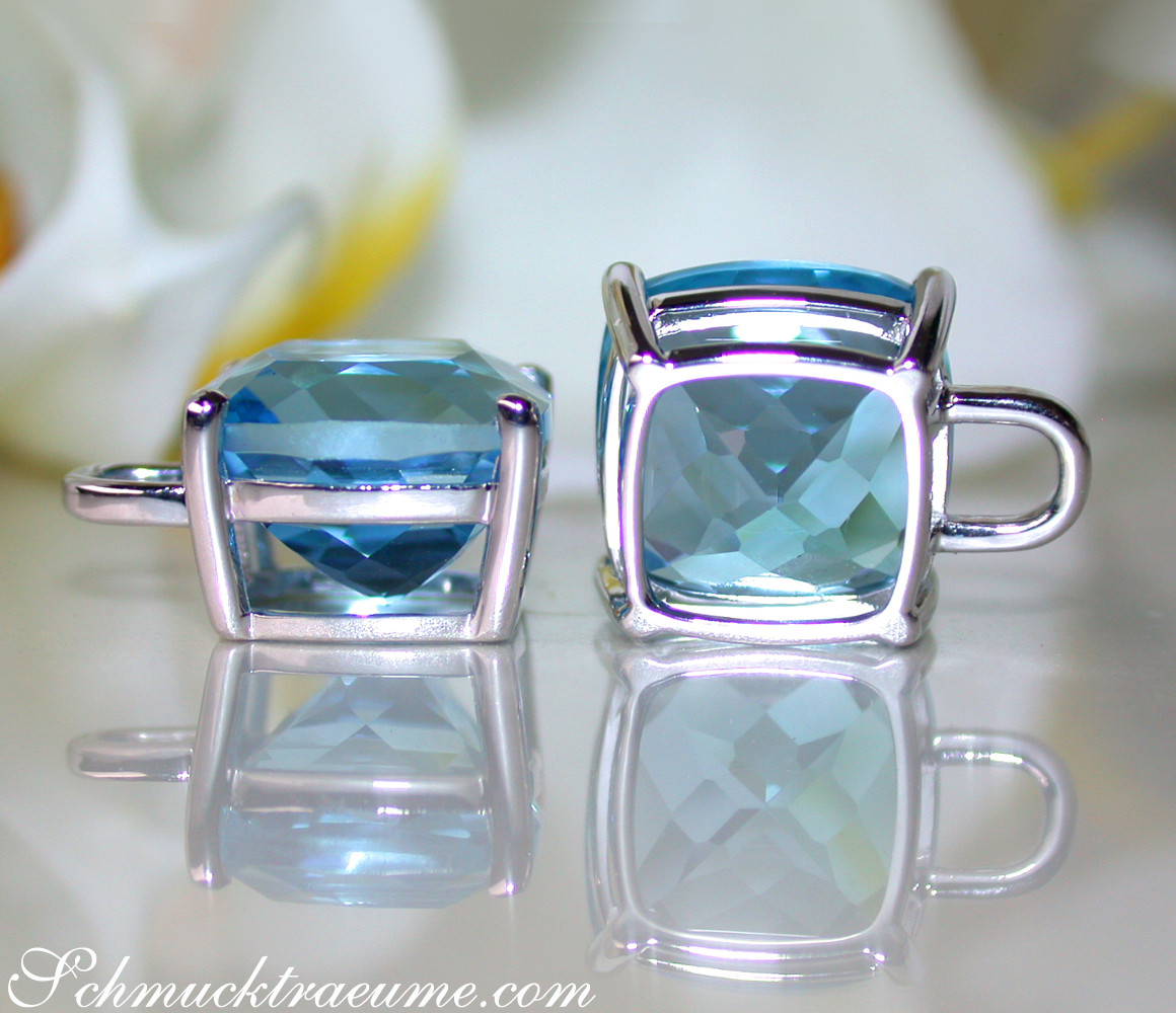 Detailansicht von Blautopas Kissen Ohrringen in Weißgold 585, glänzende Facetten und silberner Haken.