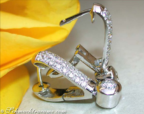 Raffinierte Brillant-Ohrstecker aus Weißgold 750, Detailaufnahme, klarer Diamantbesatz