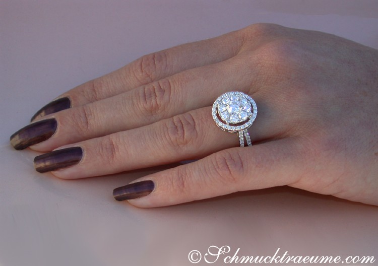Detailansicht des Halo-Brillantenrings in Weißgold, elegant und luxuriös