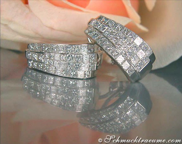 Weißgold-Halbcreolen mit Princess-Diamanten, Detailansicht, elegant und glänzend