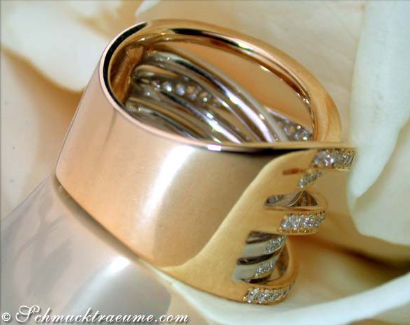 Goldener Diamantring mit Bicolor-Fertigung, Detailaufnahme, elegante Perspektive, auf weißem Hintergrund.