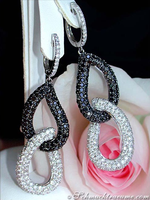 Schwarze Diamanten Ohrgehänge mit weißgoldener Verarbeitung