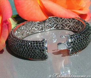 Schwarzer Diamanten-Armreif mit 23,60 ct. in Weißgold 750