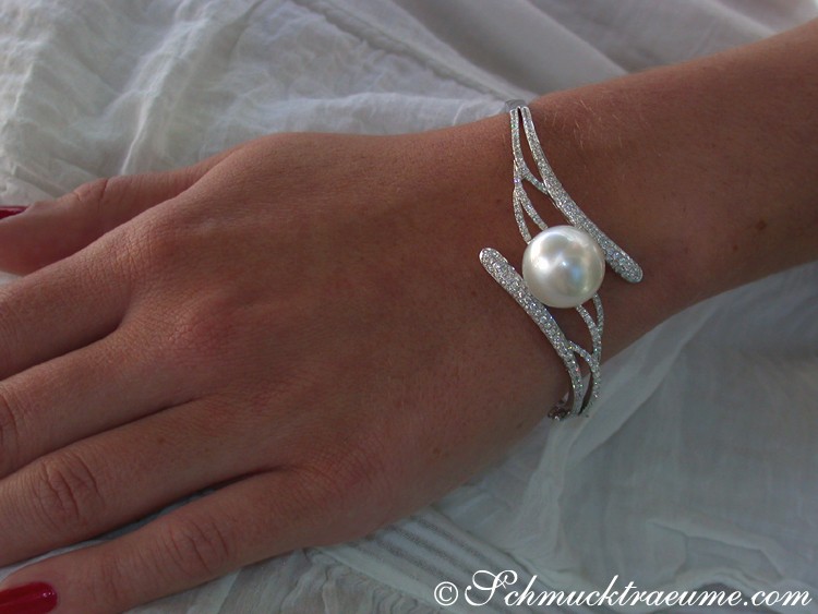 Weißgold-Armreif mit Süßwasserperle und Brillanten, Detailaufnahme am Handgelenk