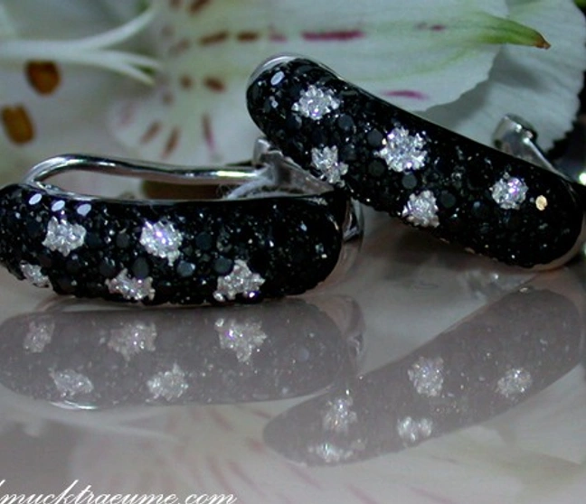 Schwarze Diamanten Ohrringe im Tupfen-Design, detailreich, auf Blume gestützt, elegant. Schwarze Diamanten Ohrringe im Tupfen-Design, detailreich, auf Blume gestützt, elegant.