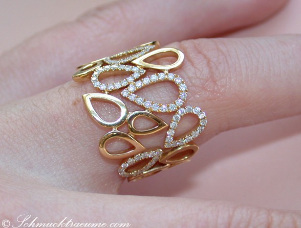 Goldener Diamantring mit Tropfen-Design, Detailaufnahme auf Handfinger, elegant und luxuriös