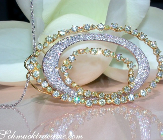 Goldener Brillantenanhänger mit Diamanten auf weißem Hintergrund Goldener Brillantenanhänger mit Diamanten auf weißem Hintergrund