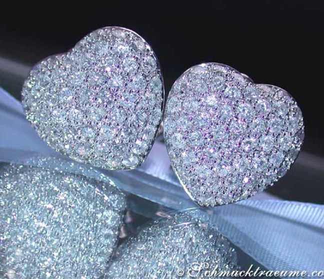 Herz-Ohrringe aus Weißgold 585 mit 3.250 Karat Diamanten, detailreich präsentiert. Herz-Ohrringe aus Weißgold 585 mit 3.250 Karat Diamanten, detailreich präsentiert.