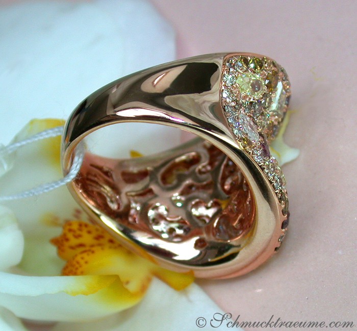 Naturtönige Diamanten in Roségoldring, Detailaufnahme, warmes Licht