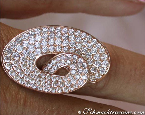 Extravagantes Roségoldring mit Micropavé-Brillanten, Detailaufnahme