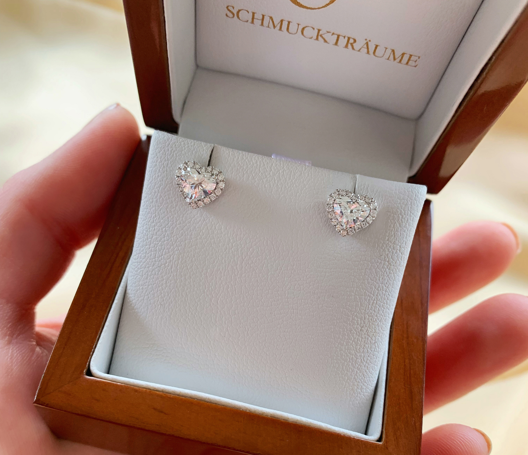 Exquisite Herzform-Diamant-Ohrstecker in Weißgold, detailreich in Box