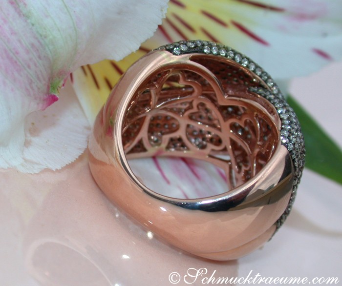 Verziertes Roségoldringdetail mit naturbraunen Brillanten