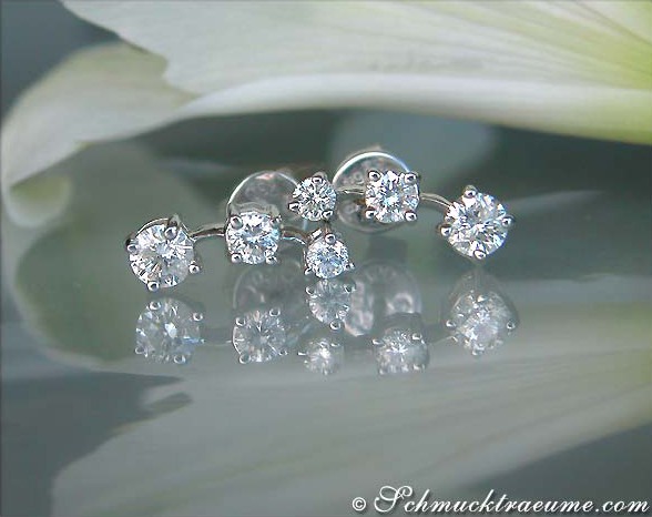 Weißgold 750 Ohrstecker mit 3 Brillant Solitär, detailreich, elegant, auf glänzender Blüte.