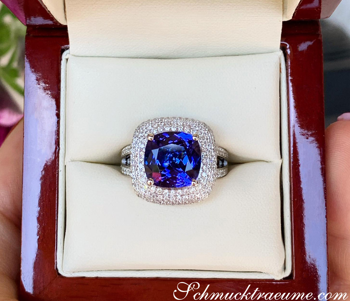Klassischer Tansanit-Ring mit Brillanten im Carré-Design in Weißgold 750