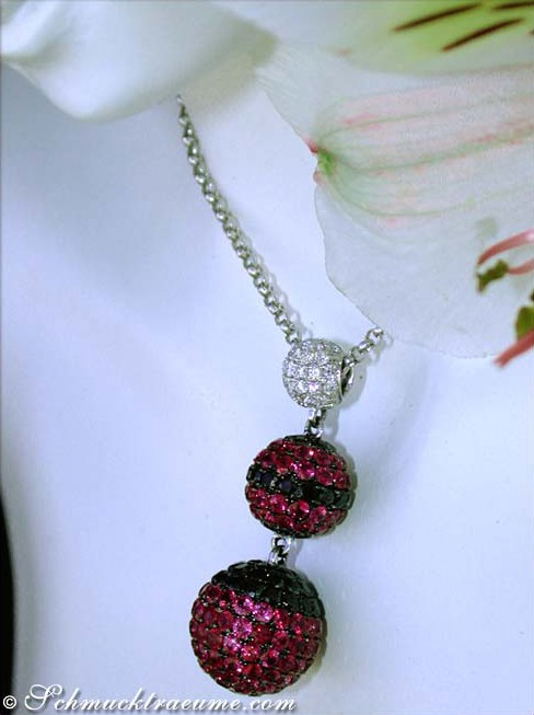 Klassische Halskette mit Rubinen, Brillanten und schwarzen Diamanten, Detailaufnahme