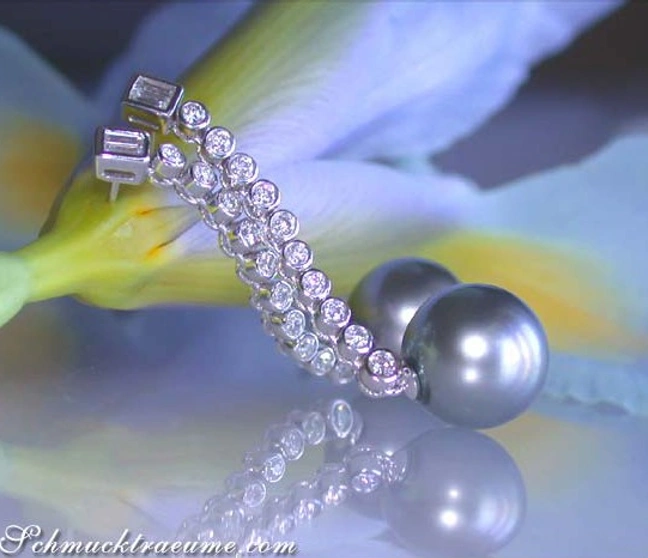 Tahitiperlen-Ohrgehänge mit Brillanten, Detailaufnahme, elegant, weißgold, Perlen, Diamanten, Blüte im Hintergrund Tahitiperlen-Ohrgehänge mit Brillanten, Detailaufnahme, elegant, weißgold, Perlen, Diamanten, Blüte im Hintergrund