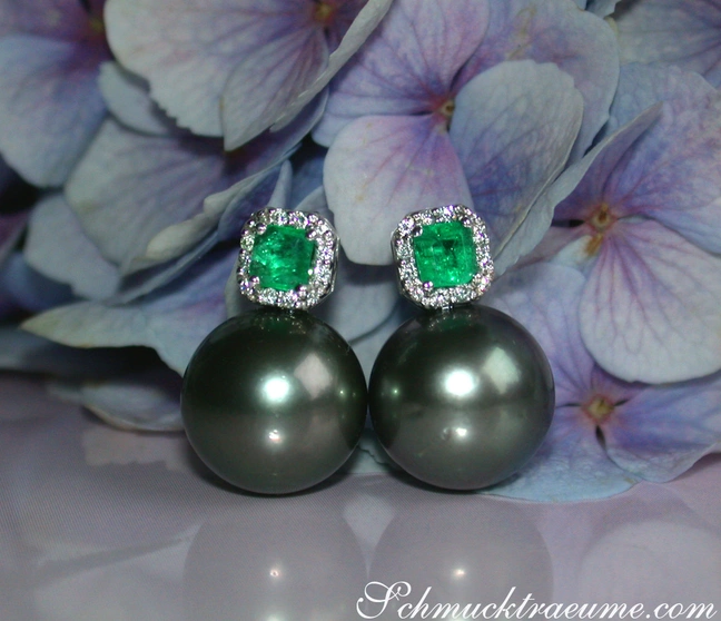 Tahitiperlen-Ohrstecker mit Smaragden und Diamanten auf Hortensienblüte Tahitiperlen-Ohrstecker mit Smaragden und Diamanten auf Hortensienblüte