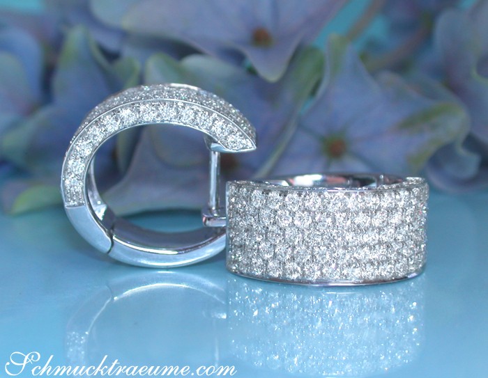 Detailansicht der Brillanten-Ohrschmuckcreolen in Weißgold 750