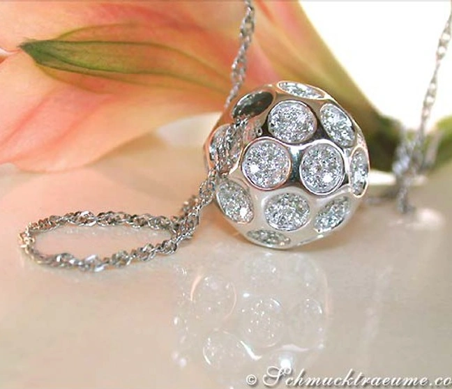 Weiße Diamantanhänger im Golfball-Design mit Kette, detailreich, elegant. Weiße Diamantanhänger im Golfball-Design mit Kette, detailreich, elegant.