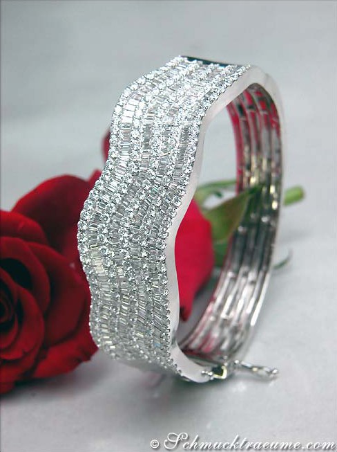 Weißgold-Armreif mit Diamanten, Detailansicht, fließende Linien, rote Rose im Hintergrund