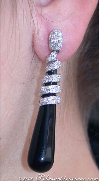 Onyx-Ohrhänger mit Brillanten, detailreiches Design, elegant getragen