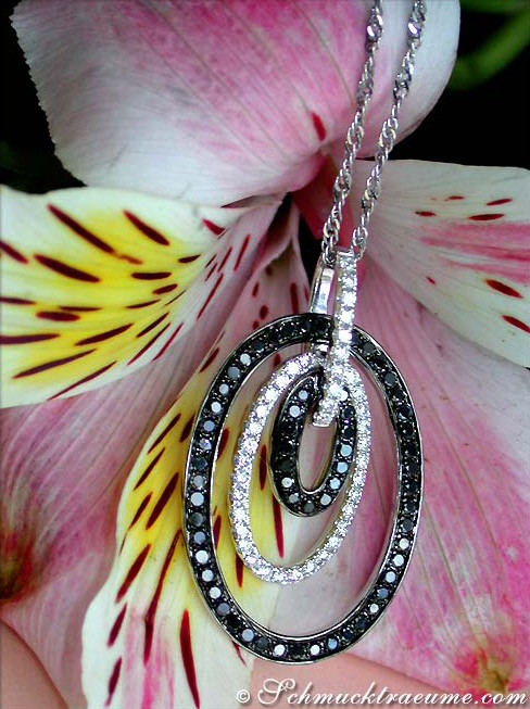 Ovaler Diamant-Anhänger mit schwarzen und weißen Steinen in Weißgold