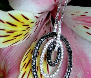 Ovaler Diamant-Anhänger mit schwarzen und weißen Steinen in Weißgold