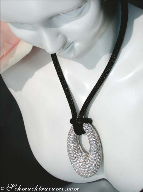 Opulenter Brillanten Donut Anhänger an Satinkordel mit 7.130 Karat TW VS in Weißgold 750