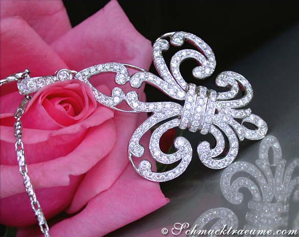 Detail des Fleur de Lis Anhängers mit Diamanten auf Rosenblüte