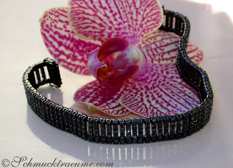 Schwarz rhodiniertes Weissgold-Armband mit 410 Diamanten, Detailaufnahme auf Orchidee.