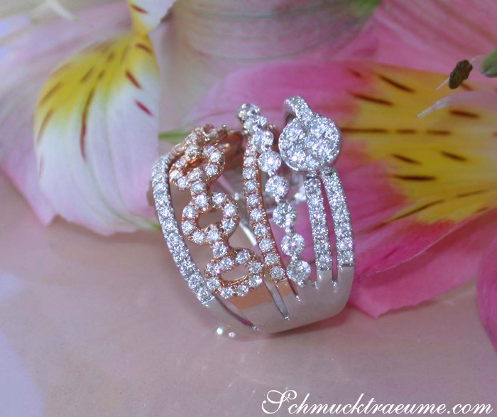 Weißgold-Ring mit Roségold-Anteil und Diamanten, Detailaufnahme auf Blüte liegend