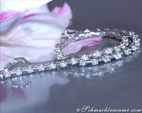Platin-Armband mit Diamanten in TW VS-Qualität, Detailaufnahme, zarte Chic-Ästhetik