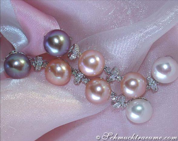 Detailaufnahme von Multicolor Süßwasserperlen Ohrgehängen mit Diamantbesatz