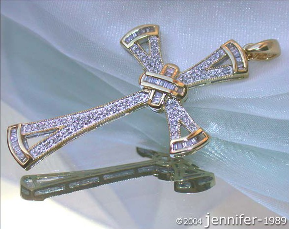 Goldener Diamantenkreuzanhänger mit feinen Details, perspektivisch gezeigt.