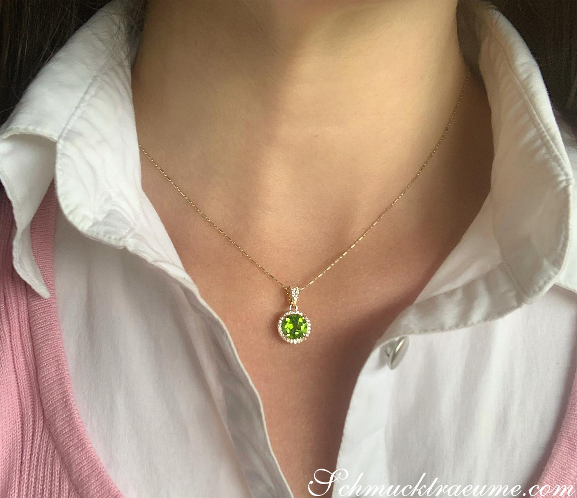 Detailansicht: Peridot-Anhänger mit Diamanten, zarte Kette, weißes Hemd, Halsansicht