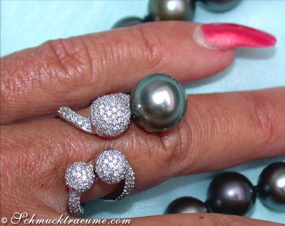 Weißgoldring mit Tahitiperle und Pave-Brillanten, Detailaufnahme am Finger getragen.