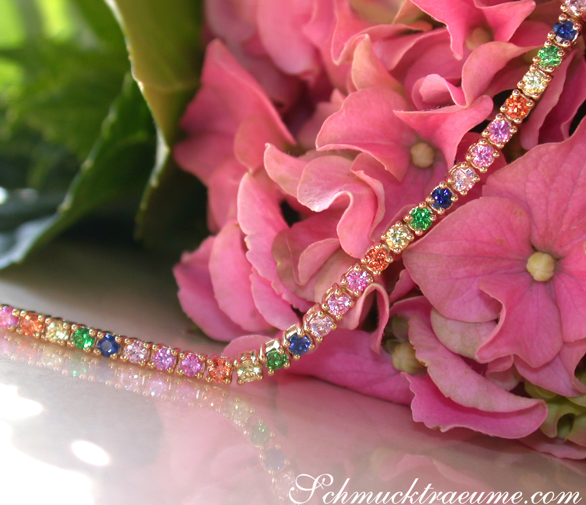 Multicolor-Saphir-Tennisarmband mit farbigen Steinen auf Goldkette