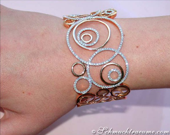 Roségold-Armreif mit Swarovski-Kristallen, detailreich, auf Hand getragen