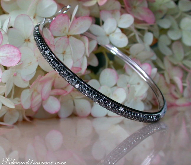 Schwarzer Diamant-Armreif auf Hortensienblüten, Detailaufnahme Schwarzer Diamant-Armreif auf Hortensienblüten, Detailaufnahme