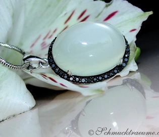 Mondstein-Anhänger mit schwarzen Diamanten auf Blüte, Detailaufnahme