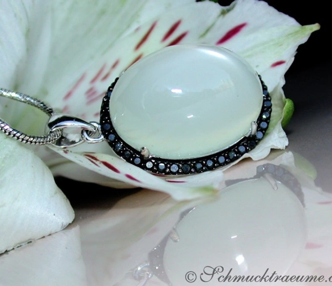 Mondstein-Anhänger mit schwarzen Diamanten auf Blüte, Detailaufnahme Mondstein-Anhänger mit schwarzen Diamanten auf Blüte, Detailaufnahme